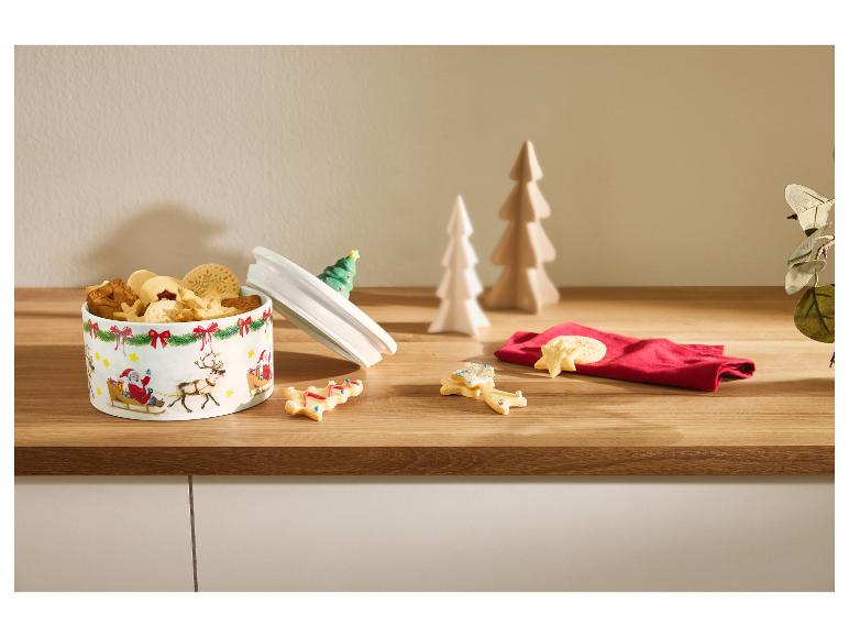 Weihnachtskeksdose mit verschiedenen Keksen und festlichen Dekorationen.