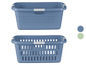 Zwei blaue Wäschekörbe mit Griffen.