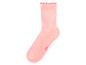 Einzelne hellrosa Rippsocke mit Rüschenrand und Größenangabe.
