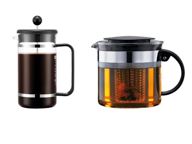 French Press Kaffeebereiter und Teekanne mit Sieb auf weißem Hintergrund.