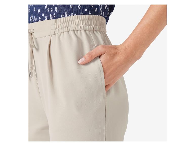 Beige Hose mit Gummizug in der Taille.