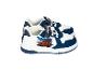 Paar weiße und blaue Kindersneaker mit rotem Rennwagen-Motiv und „V-ROOM!“-Schriftzug.