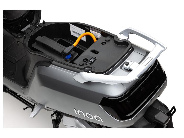 Elektroroller mit offenem Staufach, zeigt Batterieanschluss und Bedienelemente