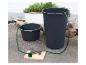 Wasserpumpensystem aus Fässern mit Bohrmaschine, Schlauch und zwei Wasserbehältern.