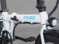 Ein weißes Myvelo E-Faltrad mit Frontlicht.