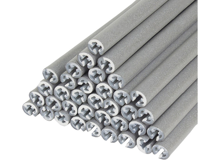 Ein Stapel grauer Rohre mit einer Öffnung an einem Ende.