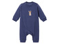 Ein blauer Baby-Strampler mit einem Hasen-Motiv.