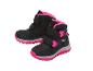 Paar schwarze und pinke Kinder-Winterstiefel mit Klettverschlüssen