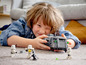 Ein Kind spielt mit einem LEGO Star Wars Imperialen TIE Bomber.