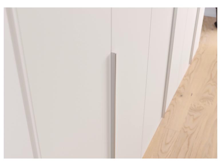 Weißer Kleiderschrank mit langem silbernem Griff und Holzboden