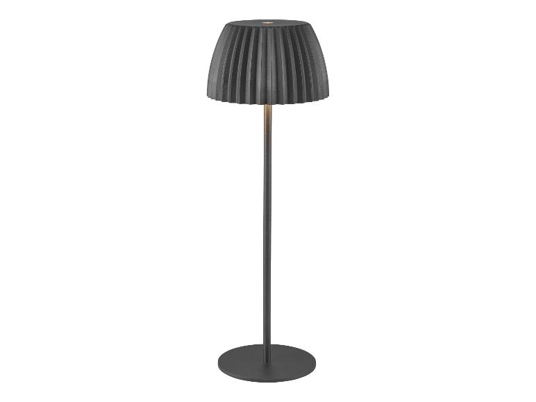 Moderne Stehlampe mit schwarzem plissiertem Schirm und rundem Fuß.