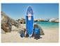 Aufblasbares Stand-Up-Paddleboard-Set mit Paddel, Pumpe und Rucksack am Sandstrand.