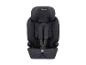 Schwarzer Kindersitz mit Fünfpunktgurt.