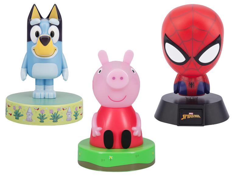 Drei Charakter-Nachtlichter: ein blauer Hund, ein rosa Schwein und eine rote Superheldenmaske.