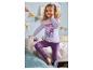 Mädchen in lila Pyjama mit „Ready to Party“-Aufdruck und Zeichentrickfiguren.