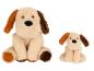 Zwei Plüschhunde, ein großer und ein kleiner, auf weißem Hintergrund.