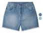 Hellblaue Jeans-Shorts mit ausgefransten Säumen und Knopfverschluss.