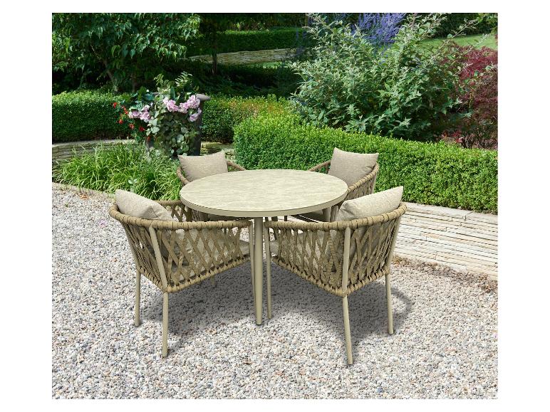 Gartenset mit rundem Tisch und vier gepolsterten Stühlen auf einem Kiesweg im Garten.