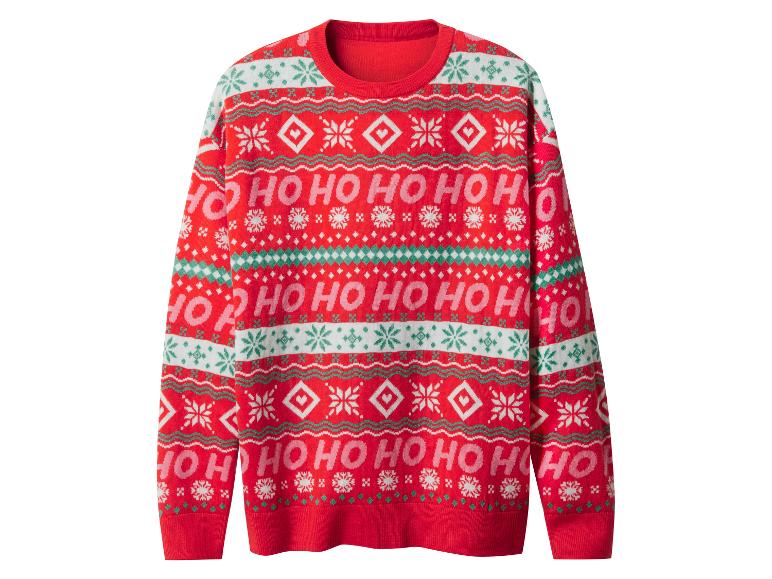 Roter Weihnachtspullover mit „HO HO HO“-Schriftzug und Schneeflockenmustern.