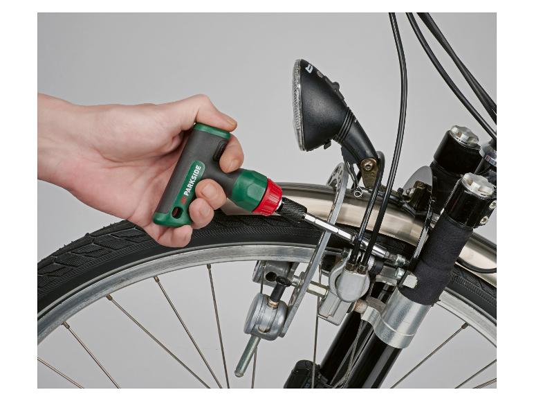 Hand zieht eine Schraube an einem Fahrrad mit einem Drehmomentschlüssel fest.