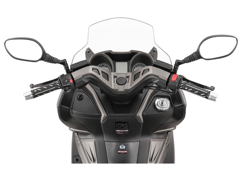 Das Armaturenbrett eines grauen Yamaha-Rollers mit Windschutzscheibe.