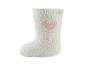 Weiße Babysocke mit einem rosa Herz am Knöchel.