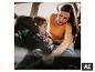 Eine Frau schnallt ein Kind im BABYGO Kindersitz Safechild Isofix an. [KI-generiertes Bild]
