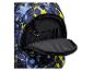 Blauer Rucksack mit gelben und blauen Fußballmustern, geöffnet, zeigt das Innere.