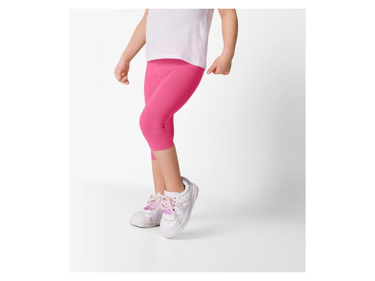 Kind in rosa Capri-Leggings und weißen Turnschuhen.