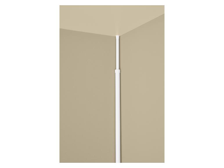 Weiße Teleskop-Duschstange in einer beigen Wandecke installiert.