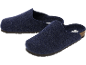 Marineblaue Filzpantoffeln mit Korkfußbett und schwarzer Außensohle.