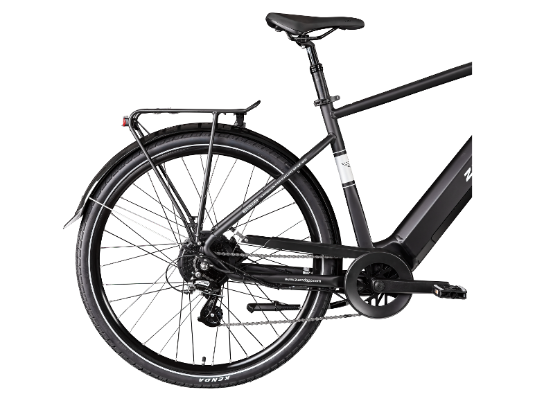 Rückansicht eines schwarzen Zündapp E-Bikes mit Kenda-Reifen.
