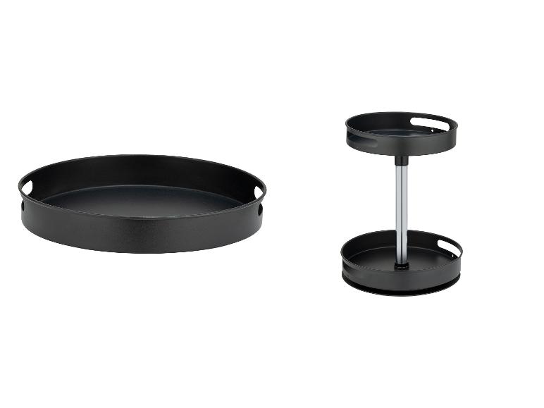 Rundes Tablett und schwarzer zweistufiger Ständer.