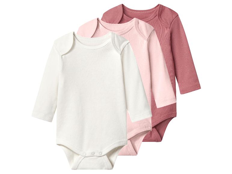 Drei Baby-Bodys: weiß, rosa und dunkelrosa, langärmlig.