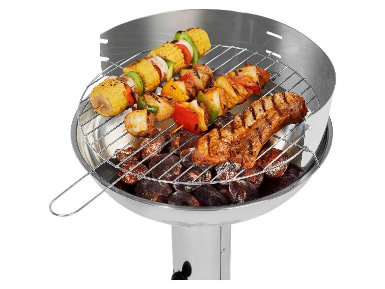 Grill mit Mais, Fleischspießen und Rippchen auf dem Rost