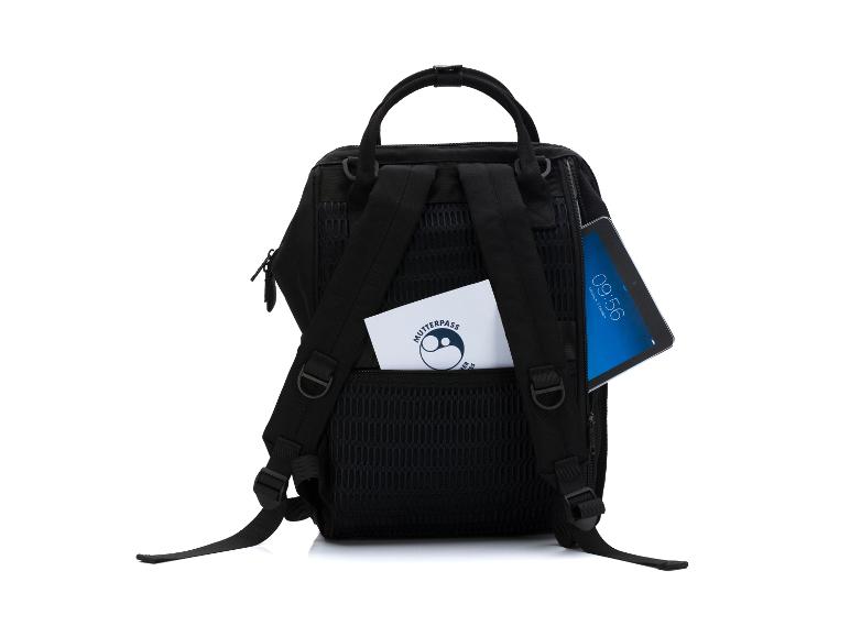 Schwarzer Rucksack mit einem Mutterpass und einem Tablet in den Außentaschen.