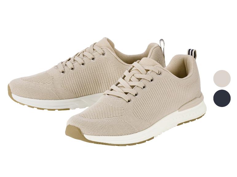 Zwei beige Strick-Sneaker mit weißen Sohlen und braunen Akzenten, mit Farbmustern.