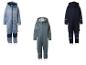 Drei Softshell-Overalls für Kinder: ein blauer mit Wolkenmuster, ein grauer und ein dunkelblauer.