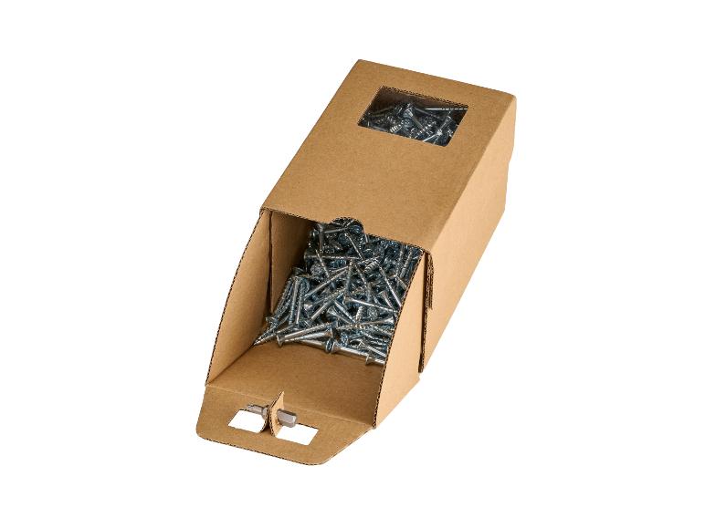 Kartonbox mit Schrauben und einem Schraubendreherbit.