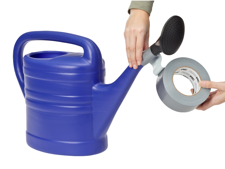 Blaue Gießkanne, Hände befestigen Duschkopf mit Klebeband.