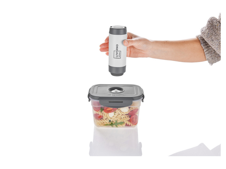 Eine Hand hält einen Livarno Home Vakuumierer über einem Behälter mit Pastasalat.