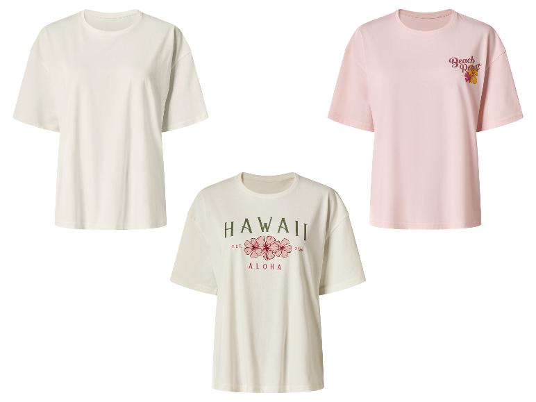 Drei Damen-T-Shirts: weiß, rosa mit „Beach Resort“ und creme mit „Hawaii Aloha“.