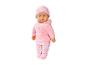 Babypuppe im rosa Jogginganzug mit Herzen und passender Mütze.