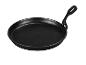 Schwarze Gusseisenpfanne mit Griff, ideal für Crêpes oder Tortillas.