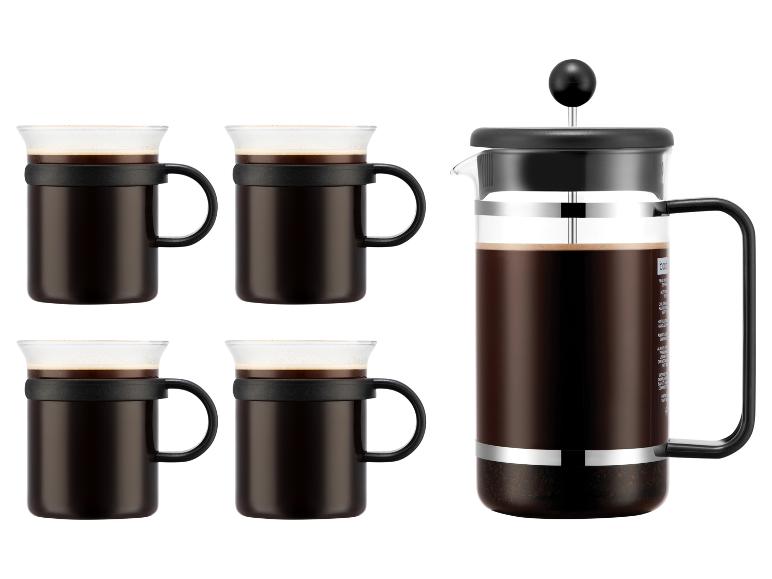 Eine French Press Kaffeemaschine und vier passende Kaffeetassen gefüllt mit Kaffee.