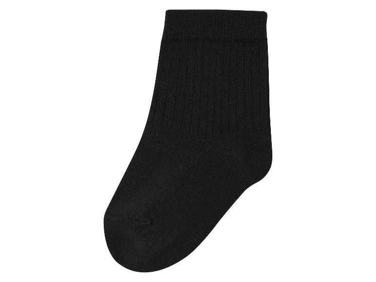 Ein Paar schwarze Socken.