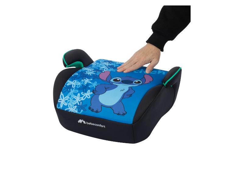 Blauer Kindersitz mit Zeichentrickfigur und einer Hand darauf.