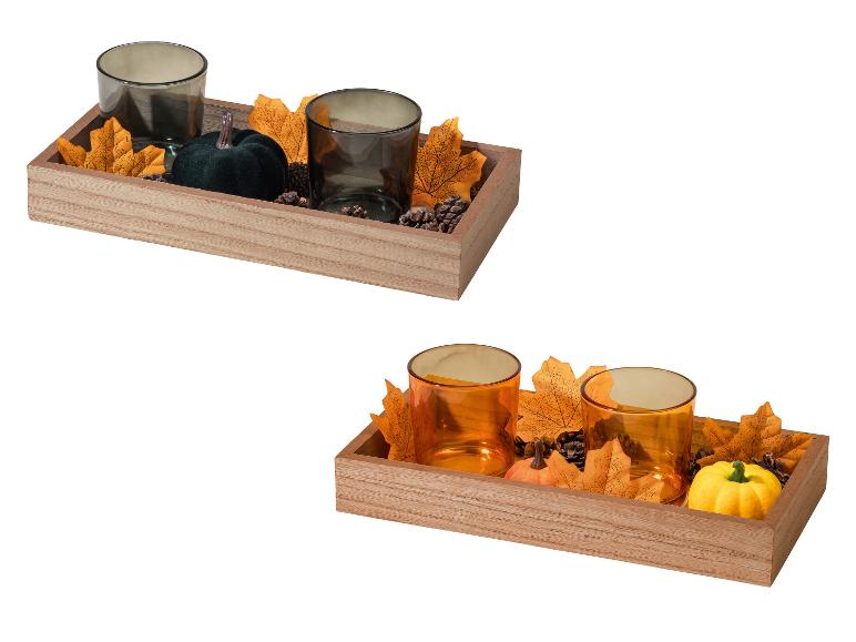 Herbstliches Holztablett mit Glas-Teelichthaltern, Zierkürbissen, Blättern und Tannenzapfen.