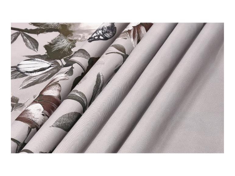 Stoff mit Blumenmuster und unifarbener Stoff in Grautönen.