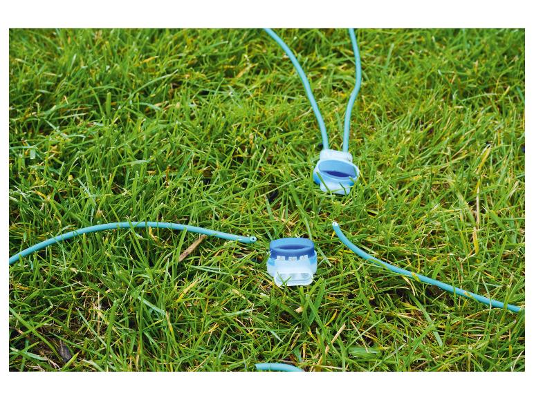 Grünes Gras mit zwei blauen Kabelverbindern.